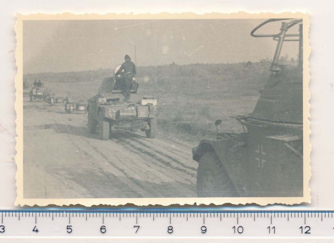 2.WK Kameraden mit Panzerwagen Motorrädern Kolon