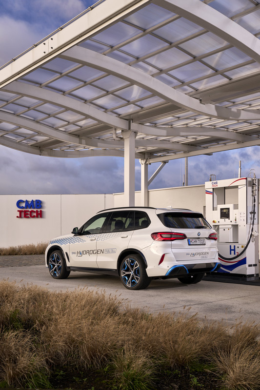 P90494468_highRes_bmw-ix5-hydrogen-on-