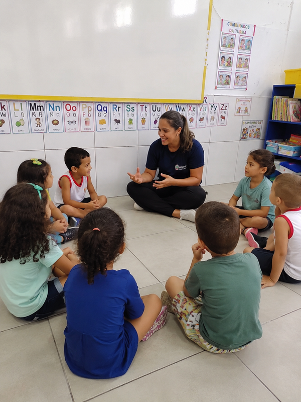 Professora com crianças