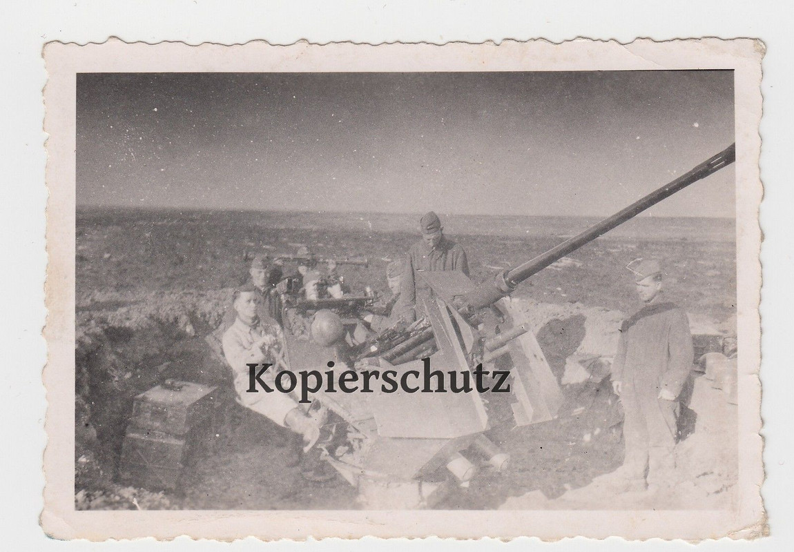 Foto 2. Wk Luftwaffe Soldaten Flakhelfer bei Flak Stellung Geschütz Kanone
