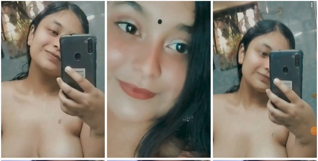 Desi girl showing her boobs