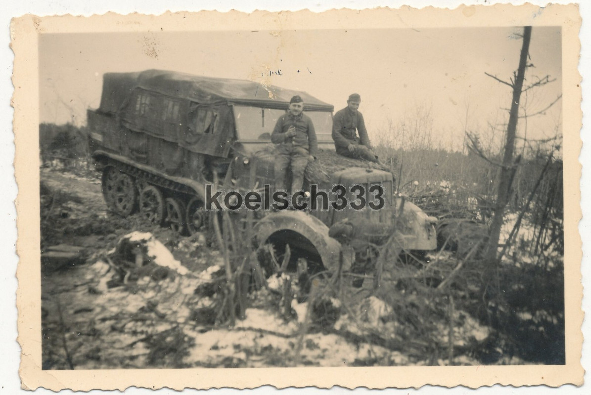 Foto Panzer Halbkette der Wehrmacht im schwierigen Gelände an der Ostfront .. (1)