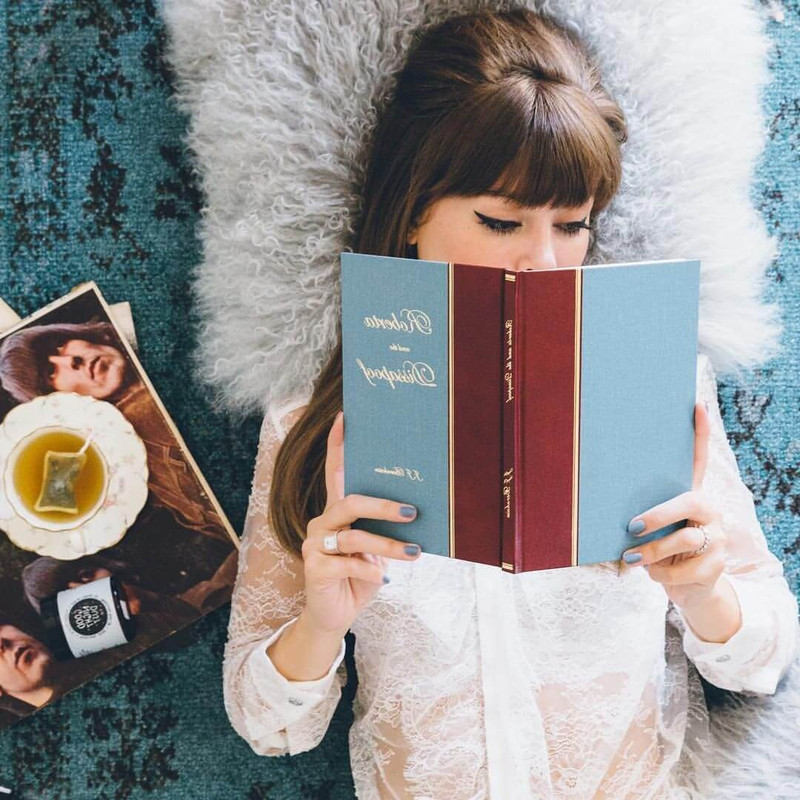 قارىء كتب على انستقرام