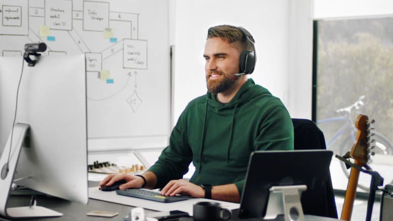 Una persona en una videollamada usando los audífonos Logitech Zone Vibe 100.