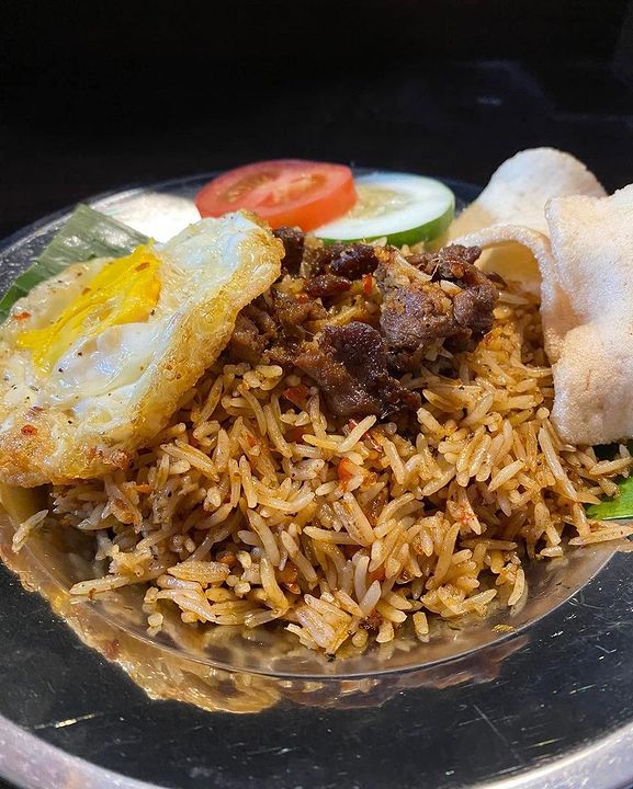 Menu nasi goreng di Nasi Kebuli Mbah Soleh Ngru-Q, tempat sraapan enak di Solo.
