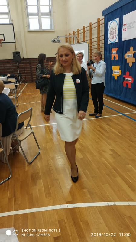 оля бело.платье и пиджак