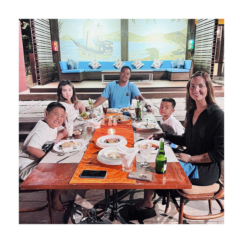 Potret momen seru keluarga Nia Ramdhani saat liburan, sambangi Labuan Bajo hingga Pulau Bali.