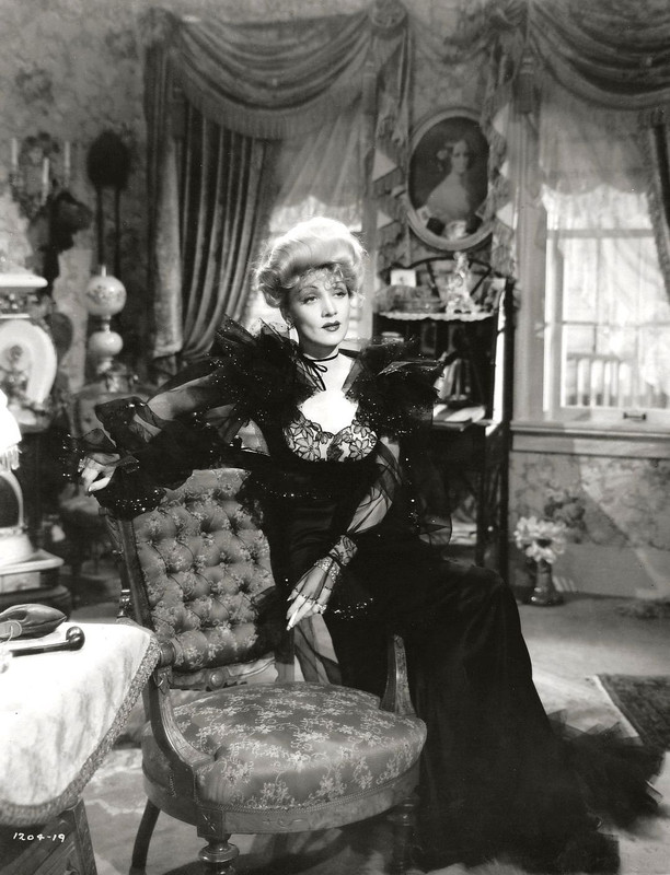 Marlene_Dietrich_d95