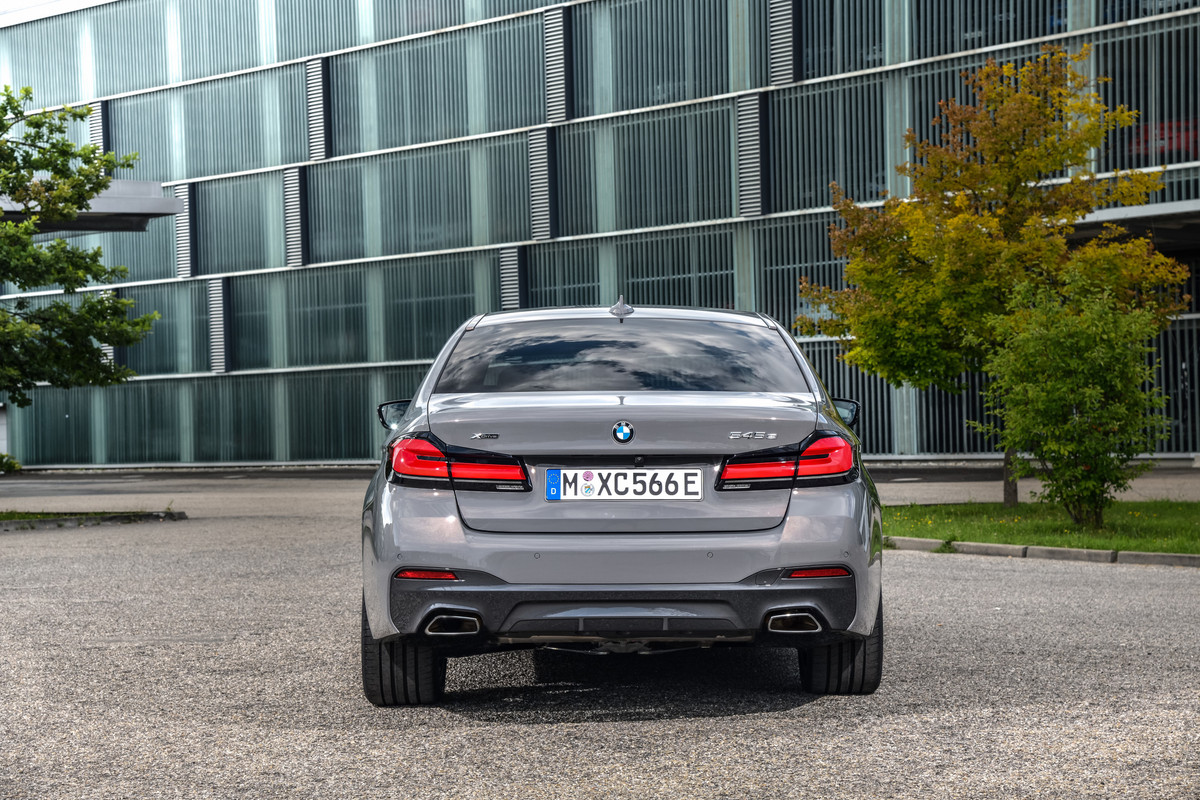 P90395443_highRes_the-new-bmw-545e-xdr