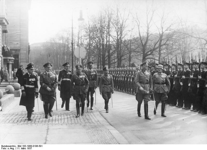 El mariscal de campo von Blomberg sl frente del desfile de las compañías de honor. A su derecha, el coronel von Alten, el almirante Raeder, el coronel general Goering y el coronel general Freiherr von Fritsch. 11 de marzo de 1937