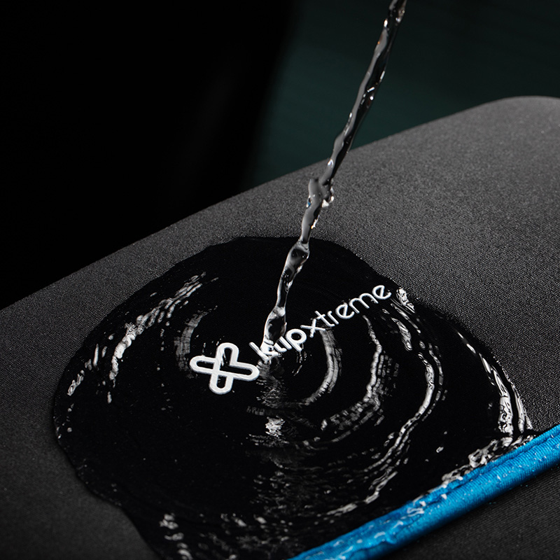 Una laptop siendo guardada en la funda de neopreno Klip Xtreme.