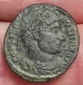 AE3 de Constantino I. GLOR-IA EXERC-ITVS. Un estandarte entre dos soldados. Arles. IMG-20200418-210538