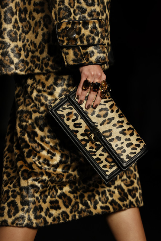 Luisa Spagnoli, per la FW23 look maculati, capispalla over e clutch Luisa Spagnoli, per la FW23 look maculati, capispalla over e clutch