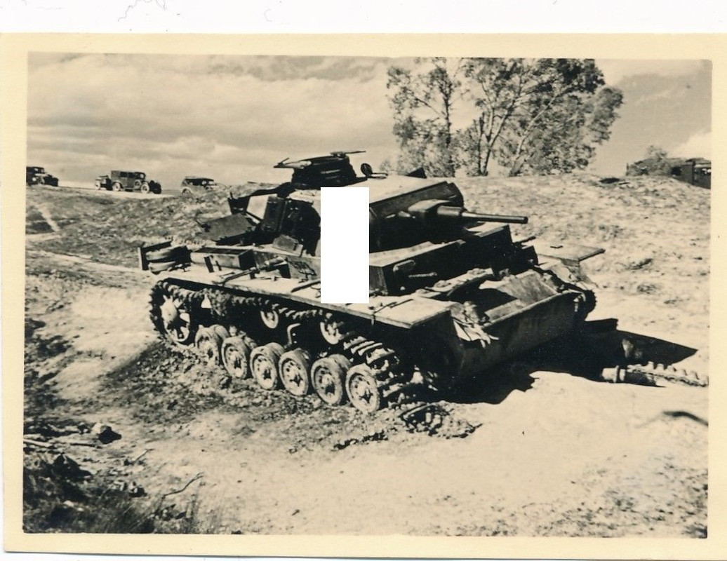 Griechenland Straße nach Saloniki deutscher Panzer III abgeschos