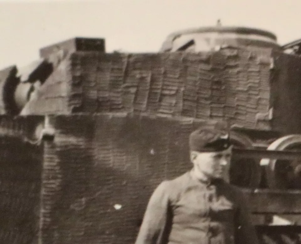 sechs tolle alte Fotos - Panzertruppe mit Panzer IV Ausf. H - Zimmerit - Seitenk (4)