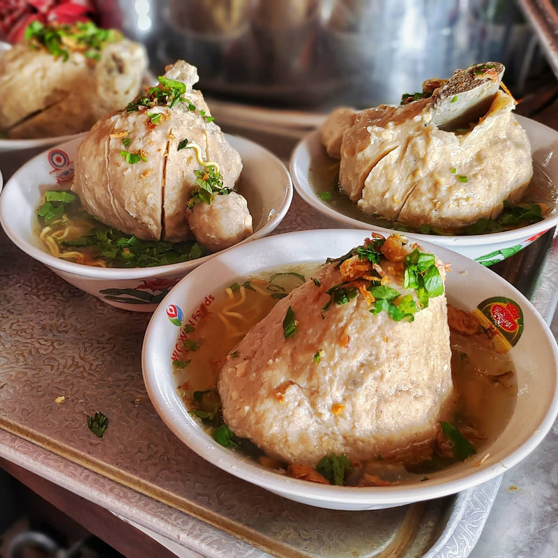 Menu bakso di kedai Mie Ayam Pakde Wonogiri, tempat makan siang enak di Jogja.