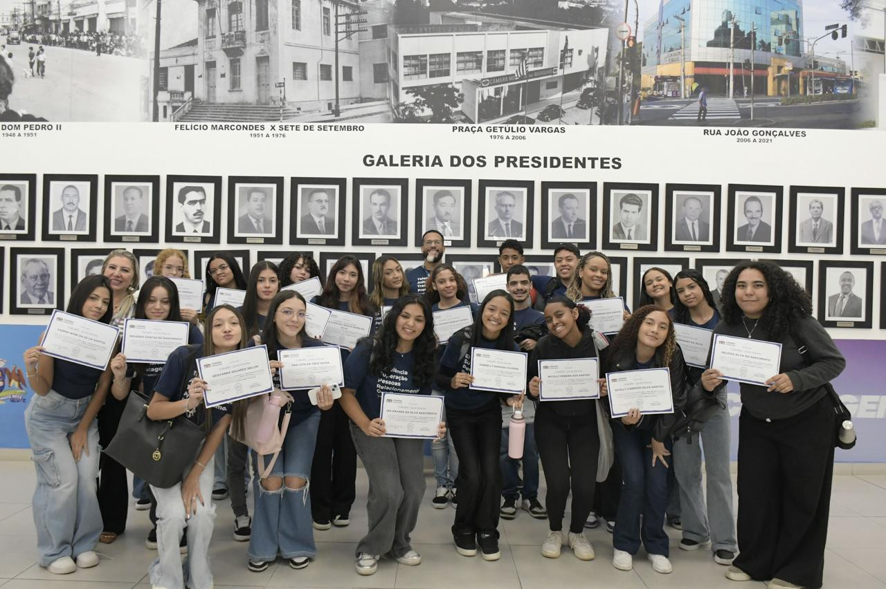 Jovens aprendizes vivenciam política em sessão simulada na Câmara