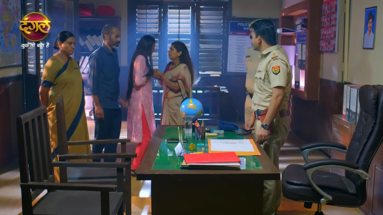 chubby serial actress sexy navel slips in saree.mkv_snapshot_00.41.697