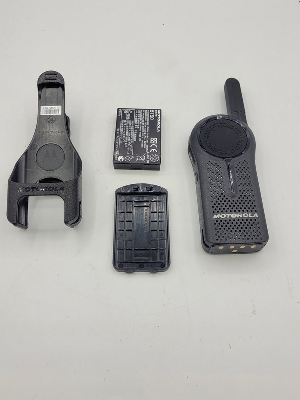 MOTOROLA DLR1020 BHLAB DLR1020 B2 BLACK TWO-WAY RADIO W/ CLIP & BATTERY