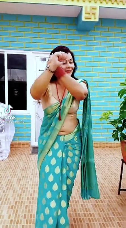 [Image: Nepali-Aunty-Sexy-big-navel-in-green-sar...00-728.jpg]