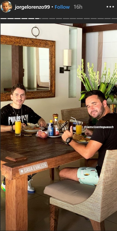 Jorge Lorenzo dan Vicente Guasch De La Encina menicicpi hidangan lezat di Bali
