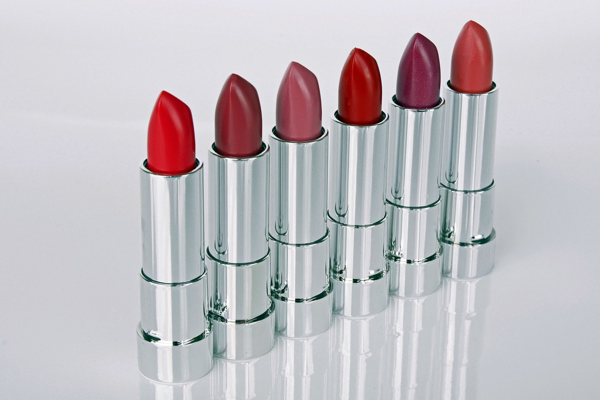 red-lipstick-1367771-1280.jpg