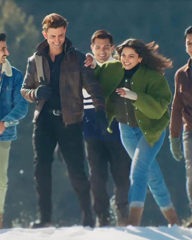 hrithik-roshan-and-deepika-padukone-in-fighter-2024-movie-with-friends