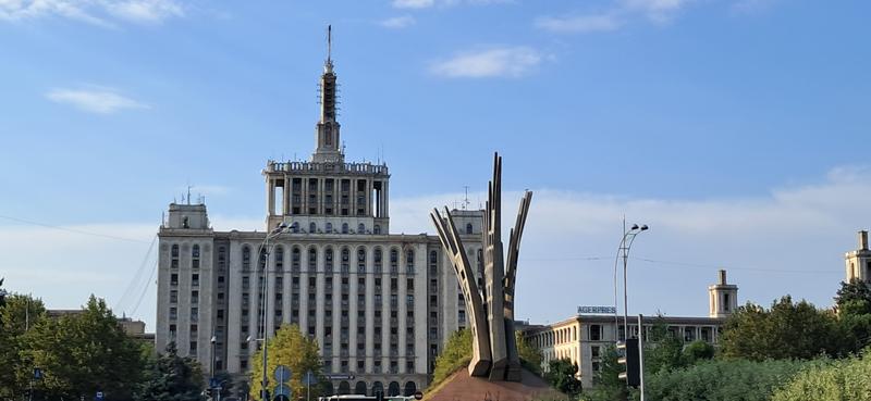 Museo militar nacional, arco de triunfo y museo nacional del pueblo. - Bucarest: Le petit Paris de l’est (42)