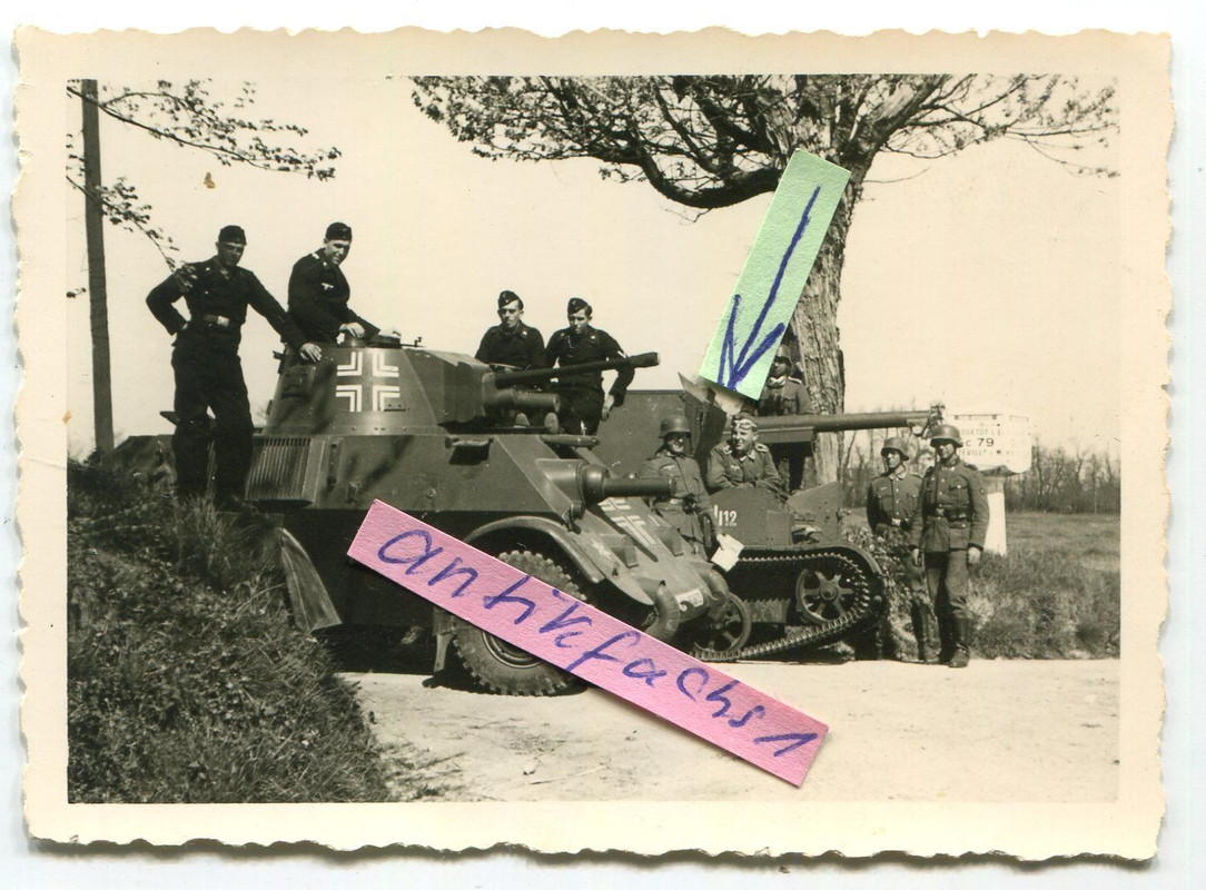 Foto Beute Schützen-Panzer aus Holland u.Panzer Typ  mit Balkenkreuzen im 2.WK