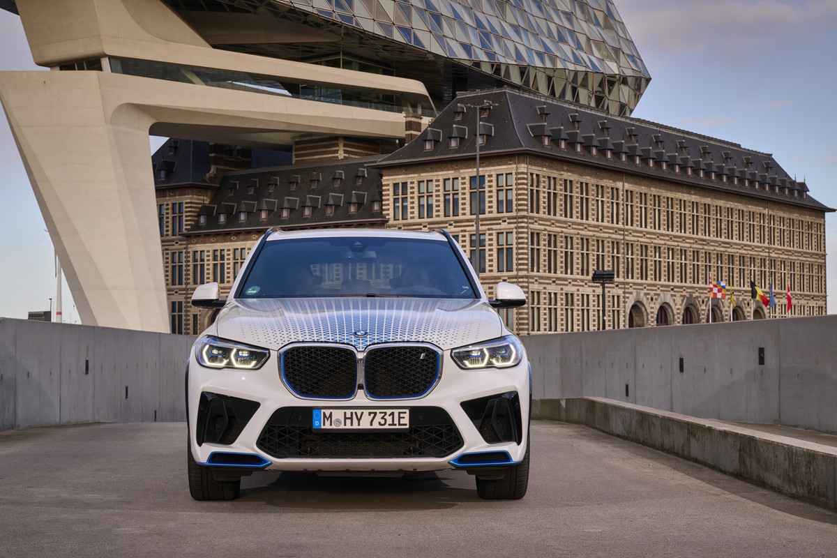 P90494421_highRes_bmw-ix5-hydrogen-on-