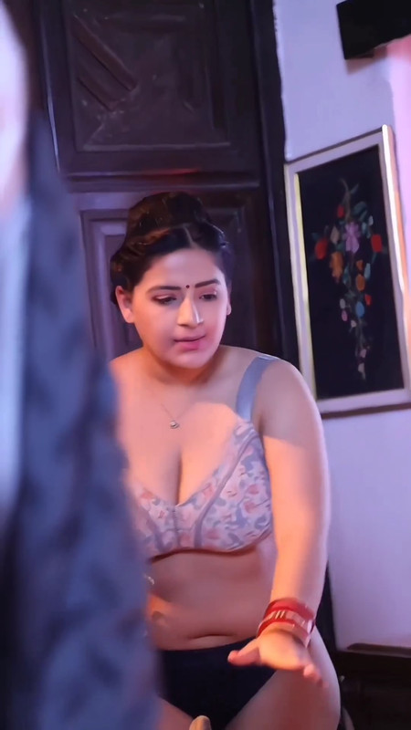 Chubby Desi lady in sexy bra nd panties.mp4_snapshot_00.04.657