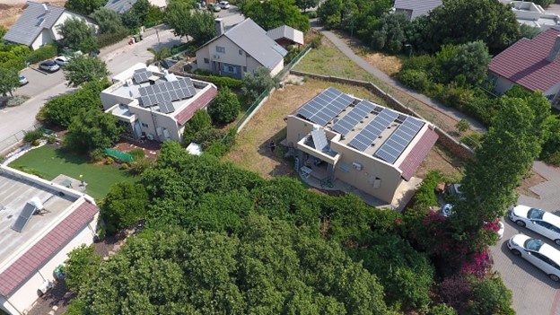 Maisons avec des panneaux solaires dans un quartier