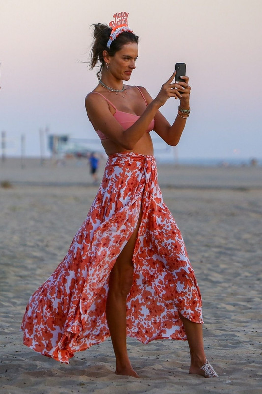 Alessandra-Ambrosio-UPSKIRTSTARS.COM-1024x1536 (9)