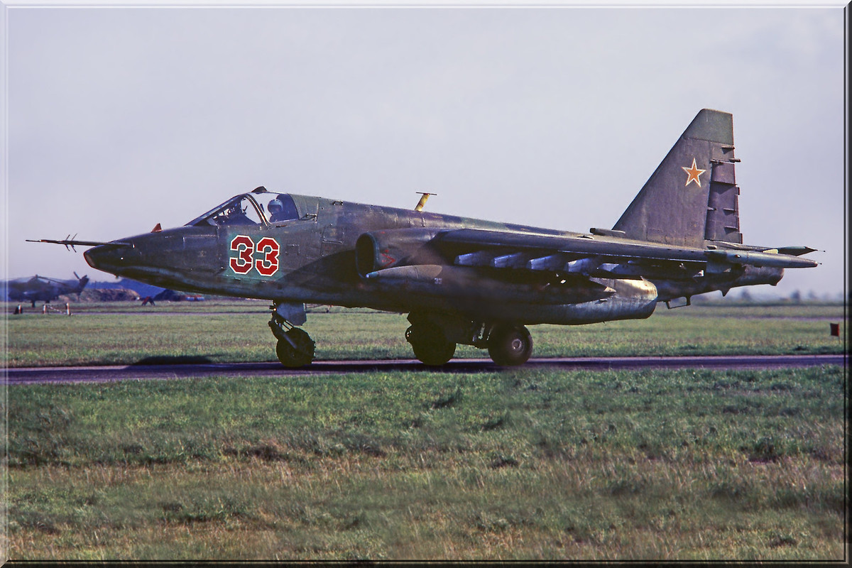 357 OSHAP Su-25 33 Red (cn 25508107002) Brandis_2