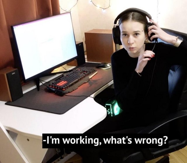 A Guy Fucks A Girl While She Works Remotely 3