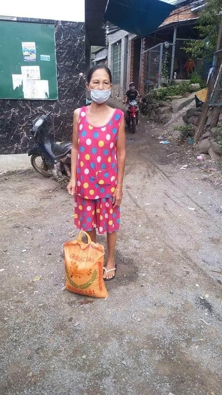 Hình ảnh phát gạo mì cho khu cách ly "Hòn Rớ" Nha Trang 15