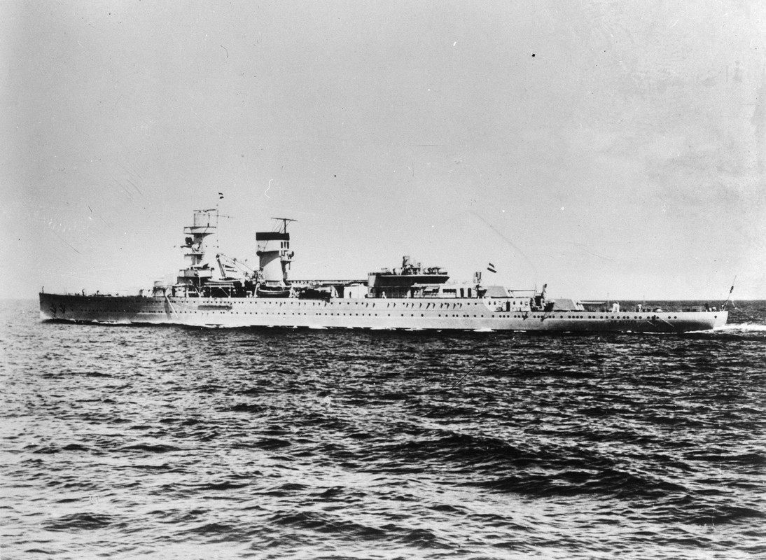 Hr-Ms-De-Ruyter-en-el-mar.jpg