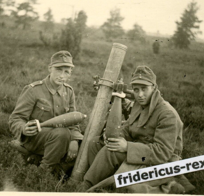 Foto FJ-Lehrgang Munster Granatwerfer schwerer Mörser mit Granaten (1)