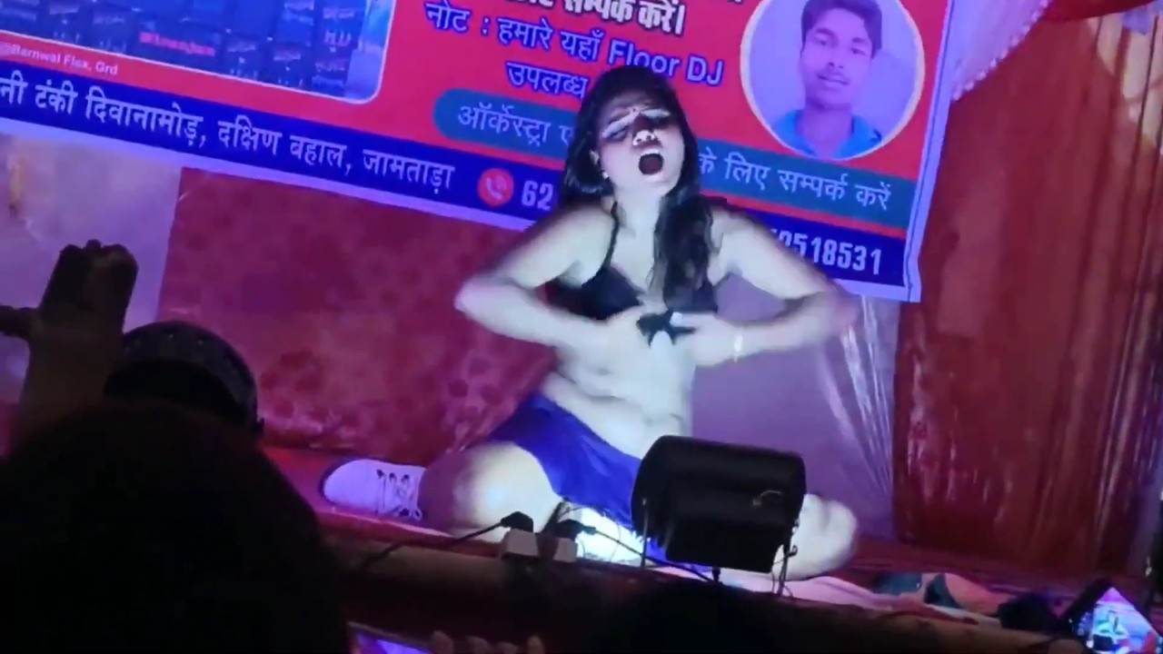 Bhojpuri Sexy Arkestra Dance  show boob.mp4_snapshot_00.27.450