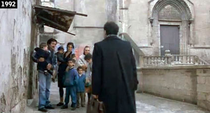 Scena di “Io speriamo che me la cavo” girata all’esterno della chiesa di San Domenico Maggiore a Taranto (www.davinotti.com)