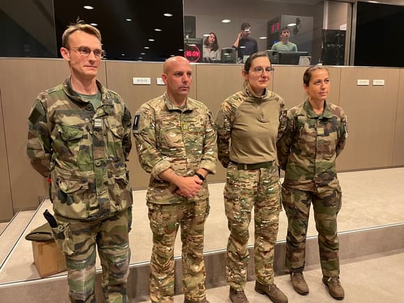Le nouveau camouflage des soldats de l'armée de Terre pour 2024 Les-deux-militaires-places-au-centre-sont-equipes-du-treillis-F3-avec-le-nouveau-camouflage-1411966