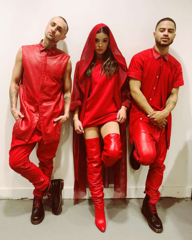 hailee-steinfeld-performing-at-kelloggs-nyc-cafe-for-national-ce