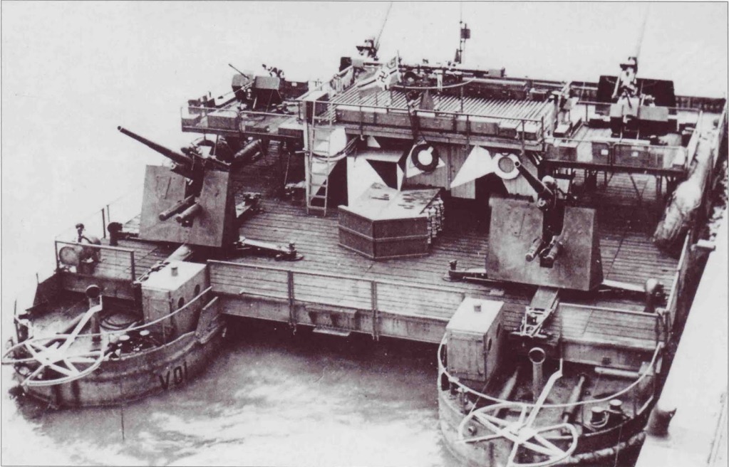 Pruebas de tiro de un Ferry Siabel, Siebelfähre, con cañón Flak de 8,8 cm en el Mar Negro frente a Constanta, Rumania, en julio de 1941 Pruebas de tiro de un Ferry Siabel, Siebelfähre, con cañón Flak de 8,8 cm en el Mar Negro frente a Constanta, Rumania, en julio de 1941