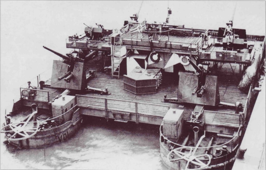 Pruebas de tiro de un Ferry Siabel, Siebelfähre, con cañón Flak de 8,8 cm en el Mar Negro frente a Constanta, Rumania, en julio de 1941