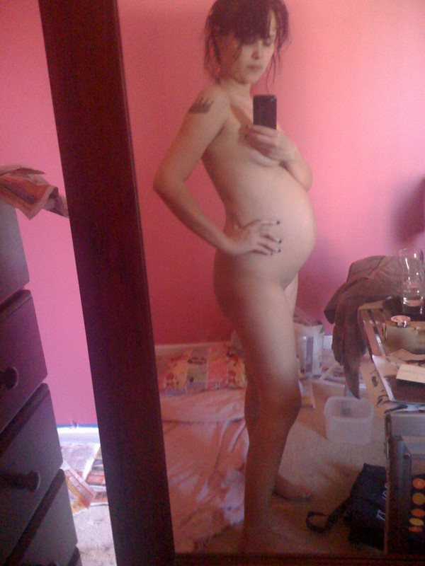 Otra nena amateur desnuda y embarazada