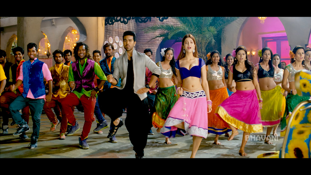 Shruti Haasan From Yevadu Hot Song 4K.mp4_snapshot_00.44.477