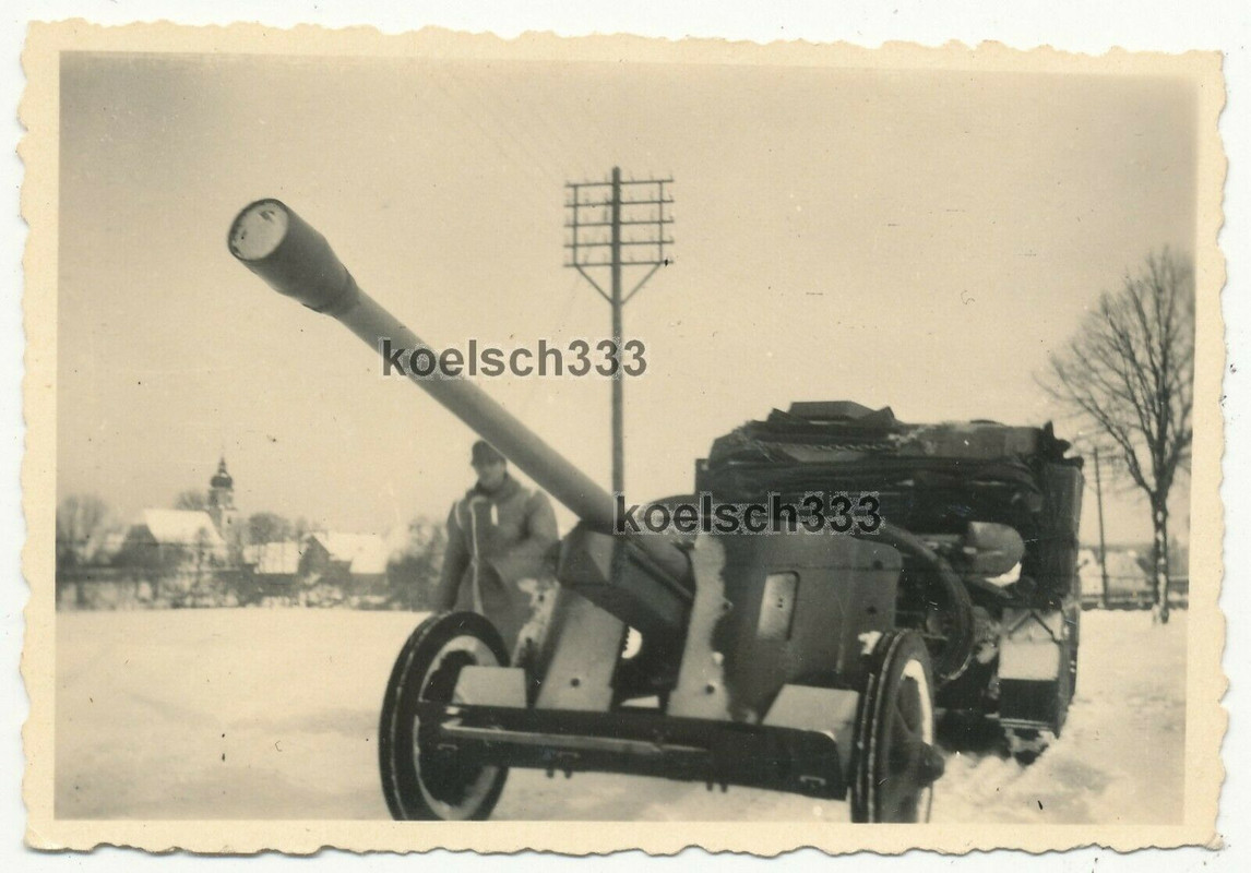 Foto 7,5cm PaK Geschütz hinter Panzer Halbkette der Wehrmacht im Winter ... !