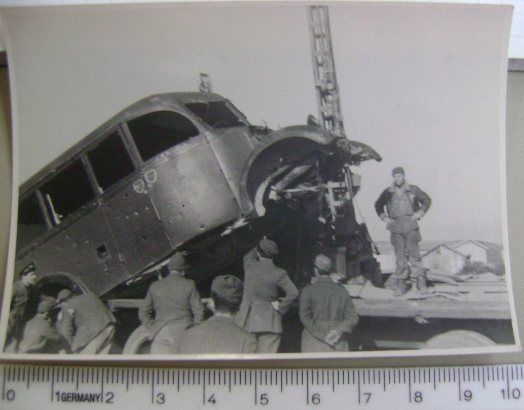 Bus der Wehrmacht wird abgeschleppt, Einschusslö