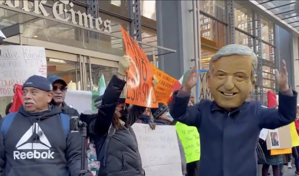 Simpatizantes de AMLO se manifiestan frente al New York Times