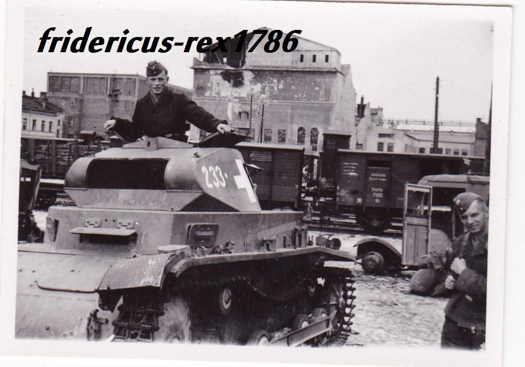 Foto Polenfeldzug Panzer 1 mit weißem Balkenkreuz Kennung am Bahnhof
